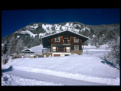 Le chalet en hiver. La montagne en arrière plan se nomme le "Gâteau".